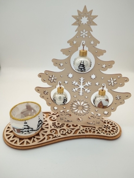 Tannenbaum aus Holz mit Windlicht und drei Glaskugeln in weiß