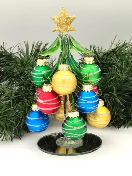 Christbaum mit 12 Kugeln