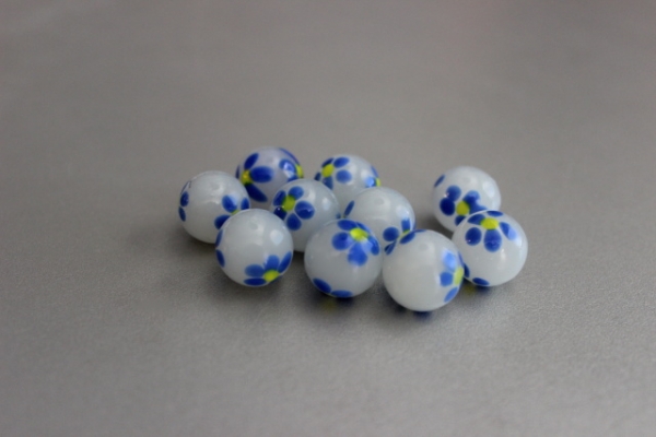 Weiße Kugel mit blauer Blüte 16mm