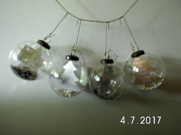 4 baubles with motif