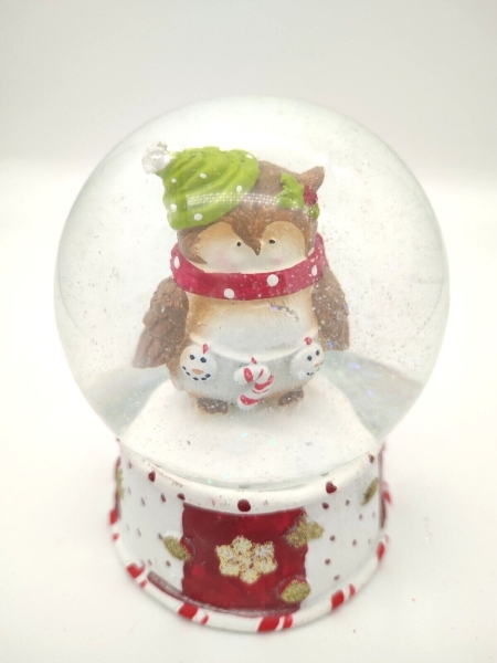Snow globe owl with hat