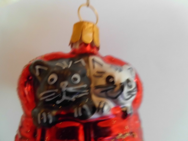 Christmas ball cat in basket red