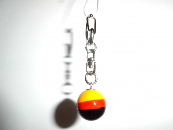Key ring with black, red and yellow ball 16mm