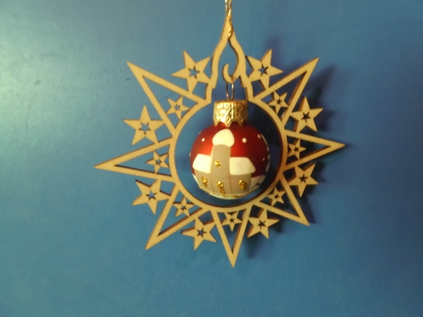 Holzstern mit Baumkugel zum Hängen - rot