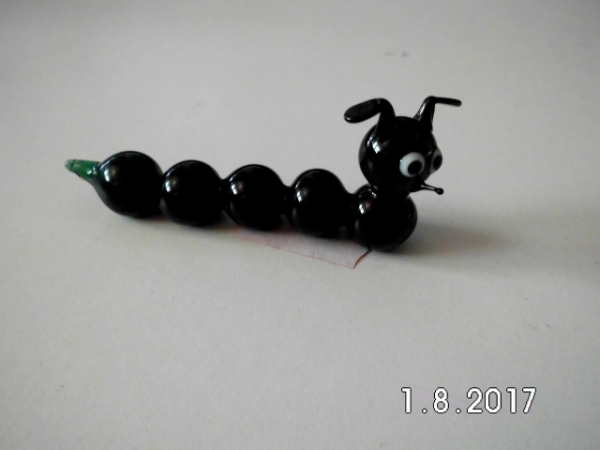 Raupe, dunkelgrün aus Glas